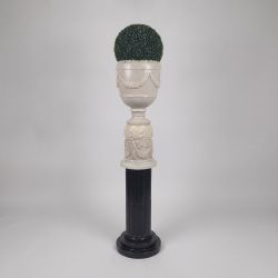 Vaso de mármore elegante com folhagem