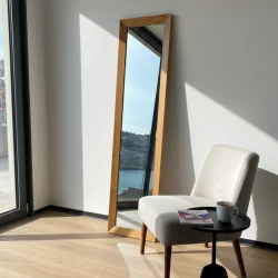 Espelho de parede com moldura em madeira