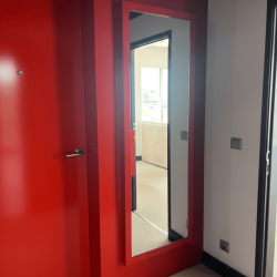 Espelho de corpo inteiro com moldura vermelha