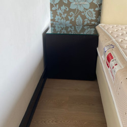 Mesa de cabeceira moderna com tampo de vidro