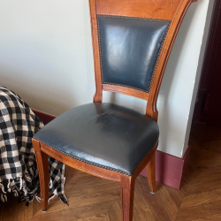 Cadeira Clássica de Madeira com Estofos em Preto