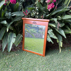 Espelho de madeira com moldura decorativa