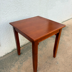 Mesa quadrada de Madeira