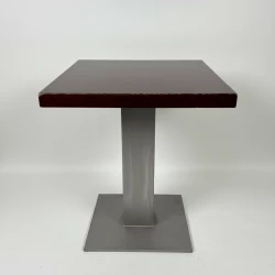 Mesa com tampo de madeira