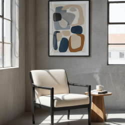 Poltrona moderna com braços em madeira escura