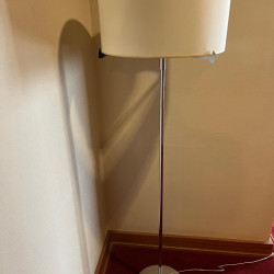 Candeeiro de Pé em Inox com Base Redonda