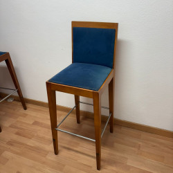 Cadeira alta com estofos azuis