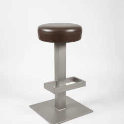 Banqueta de metal com assento em couro