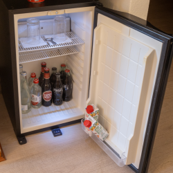Mini bar preto com capacidade 40L