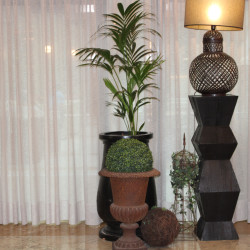 Pedestal alto decorativo em madeira | Design Escultural - melhor estado