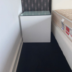 Mesa de cabeceira moderna com tampo de vidro