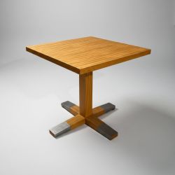 Mesa Quadrada de Madeira