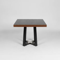 Mesa em Madeira Escura