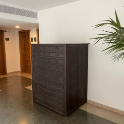 Aparador de madeira com gavetas