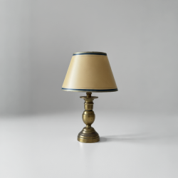 Candeeiro em Latão e Abajour Pergaminho Bege