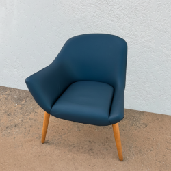 Cadeira em Eco Pele Azul com Braço Direito