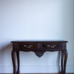 Mesa de gavetas clássica em madeira