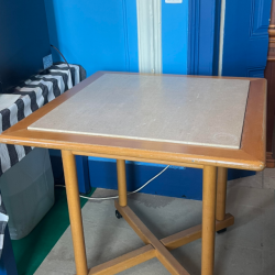 Mesa quadrada em madeira clara com tampo em pedra/mármore