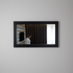 Espelho retangular com moldura preta
