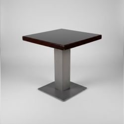 Mesa com tampo de madeira