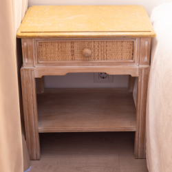 Mesa de cabeceira com gaveta