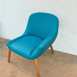 Cadeira em Eco Pele Azul com Braço Esquerdo