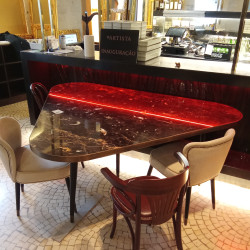 Mesa triangular cantos redondos mármore raiado castanho/encarnado