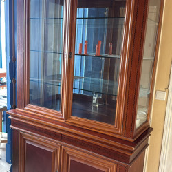 Vitrine de madeira elegante