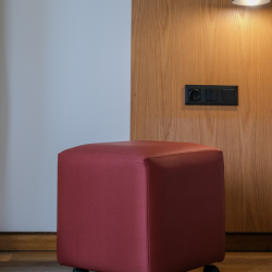 Banco em Eco-pele encarnado com rodinhas