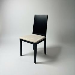 Cadeira estofada com encosto alto