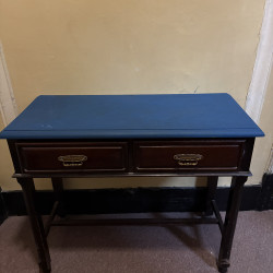 Mesa de entrada com tampo azul