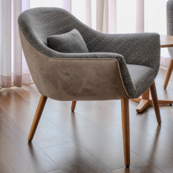 Cadeirão Contemporâneo Estofado com Pés em Madeira