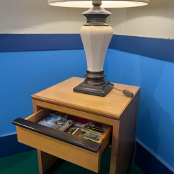 Mesa de apoio em madeira clara