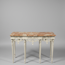 Mesa decorativa clássica com tampo em mármore