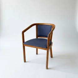 Cadeira de madeira com estofos azuis