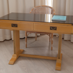 Escritório de madeira com tampo em vidro