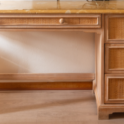 Mesa tipo escritório com arrumação