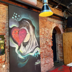 Porta de correr com arte urbana