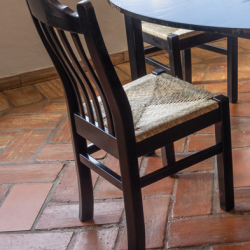 Cadeira madeira preta brilhante