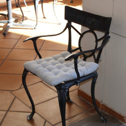 Cadeira de exterior em ferro fundido com almofada
