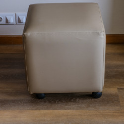 Banco Eco-Pele bege com rodinhas