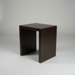 Mesa de apoio quadrada em madeira escura