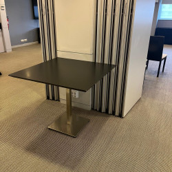 Mesa quadrada para restaurante com base metálica