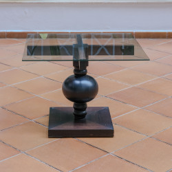 Mesa lateral quadrada com tampo de vidro e base decorativa