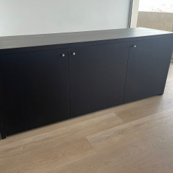 Aparador moderno com tampo de vidro - Preto