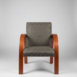 Cadeirão estofado com braços em madeira