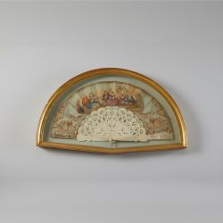 Leque Antigo Emoldurado com Moldura Dourada Semicircular