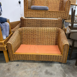 Sofá de vime acolhedor