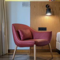 Cadeira em Eco Pele encarnado