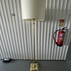 Candeeiro de Pé em Latão Dourado com Abat-jour Branco - Hotel Estoril Eden